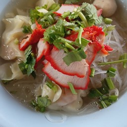 เส้นเล็กเกี้ยวหมูแดงไม่ผักแต่โรยหอมได้