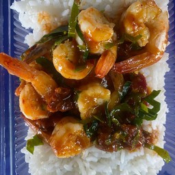 ผัดพริกแกงกุ้งราดข้าว