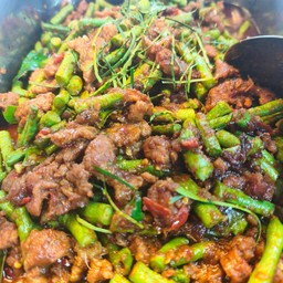 ผัดเผ็ดถั่ว