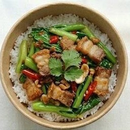 คะน้าหมูกรอบ