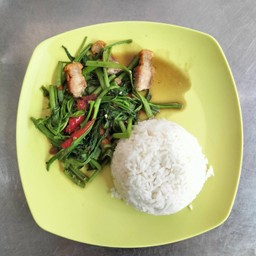 ผัดผักบุ้งหมูกรอบราดข้าว