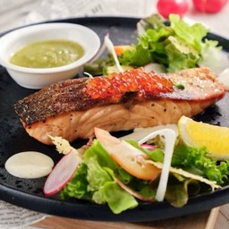 SALMON THE GARDEN SALAD