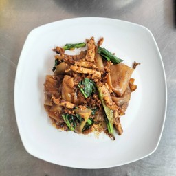 เส้นใหญ่ผัดซีอิ๊วหมูชิ้น
