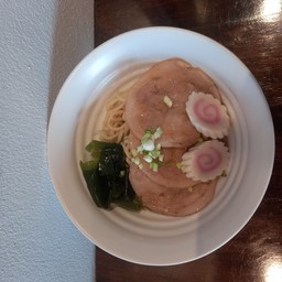 ราเมงแห้งสามชั้นชาชู