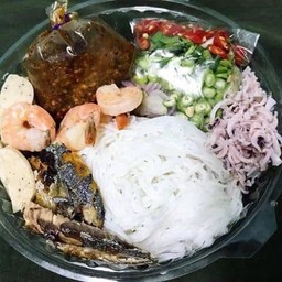 ยำขนมจีนเส้นสด หมูยอ ปลาทู