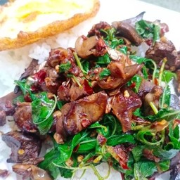 กระเพราเครื่องในไก่