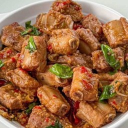 โครงหมูผัดเผ็ดยี่หร่า