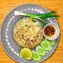 ข้าวผัดหมู   หรือ  ไก่