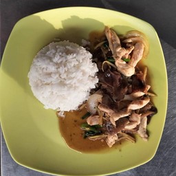 ไก่ผัดขิงราดข้าว