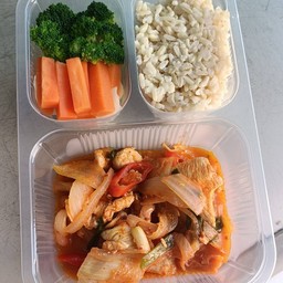 (อาหารคลีน) box อกไก่ผัดกิมจิ