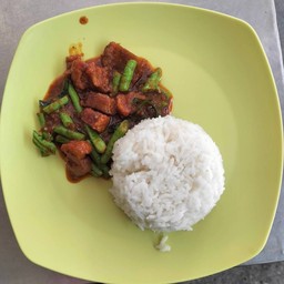 ผัดพริกแกงหมูกรอบราดข้าว