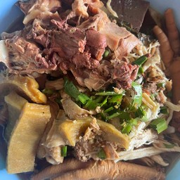 ก๋วยเตี๋ยวไก่มะระข้างวัดเรือแข่ง