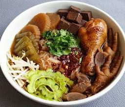 ก๋วยเตี๋ยวไก่ตุ๋นมะระ “เจ๊ต๊อบ ลูกยายต๋อ หลานยายเต็ม”