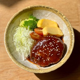 ข้าวแฮมเบอร์กหมู ซอสเดมิเกลซ
