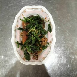 ไข่เยี่ยวม้ากระเพรากรอบ