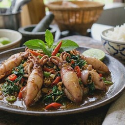 หมึกผัดกระเพรา เป็นตัว (กับข้าว)