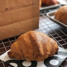 Coffee Cookie Crusted Croissant โรตีบอยครัวซอง