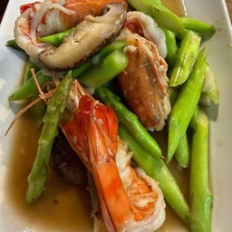 กุ้งผัดหน่อไม้ฝรั่ง