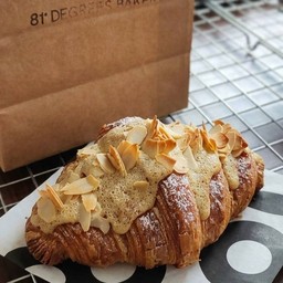 Almond Croissant ครัวซองอัลมอนด์ (recommended)