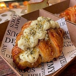 Garlic & Cream Cheese Croissant ครัวซองกระเทียมครีมชีส (recommended)