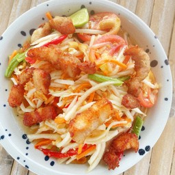 ส้มตำหมูสามชั้นทอดน้ำปลา