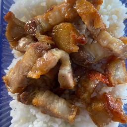หมูกรอบผัดน้ำมันหอยราดข้าว