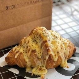 Cheesy Garlic Croissant ชีสสสกระเทียมครัวซอง