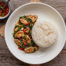 กระเพราไก่ชิ้นคั่วกระทะ