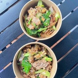 เส้นใหญ่ผัดซีอิ้วหมู