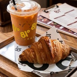Plain croissant+ Thai milk tea (เพลนครัวซอง + ชาไทย)
