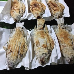 คุณกุ้งปลาเผาตลาดผาสุกปราณบุรี