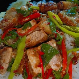 หมูกรอบ ผัดเผ็ด