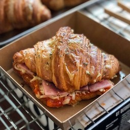 Pizza Croissant ครัวซองพิซซ่า (best seller)