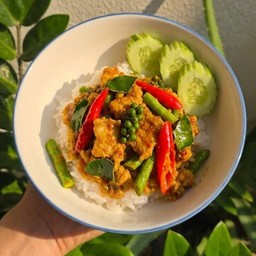 ผัดเครื่องแกงราดข้าว
