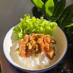 หมูผัดพริกเกลือราดข้าว