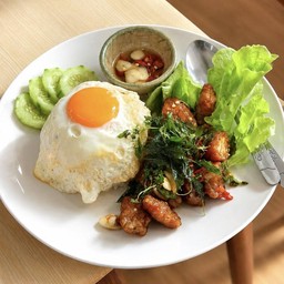 ข้าวกะเพราไก่กรอบ