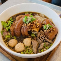ก๋วยเตี๋ยวเรือขาหมูพะโล้(พิเศษ)