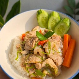 หมูผัดกะปิราดข้าว