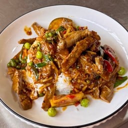 ผัดเผ็ดเนื้อพริกแกงใต้ราดข้าว
