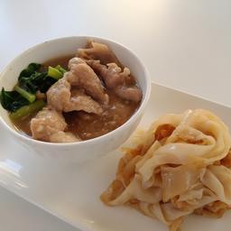 ราดหน้าหมูนุ่ม เส้นผัดหอม ผักหวานกรอบ