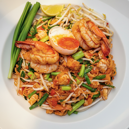 ผัดไทยเส้นจันท์ มันกุ้ง กุ้งสด+ไข่เค็ม