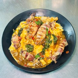 ข้าวไข่ข้นกะเพราปลาหมึกไข่