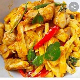 ข้าวผัดพริกแกงหน่อไม้