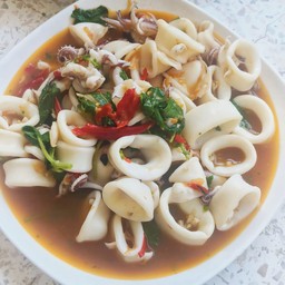 กะเพราพริกแห้งปลาหมึก(กับข้าว)