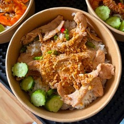 ข้าวหมูชิ้นผัดพริกขี้หนู