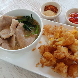 ราดหน้าหมูนุ่มเส้นใหญ่กรอบ