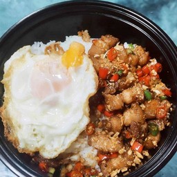 ข้าวราดหมูสามชั้นผัดพริกเกลือ