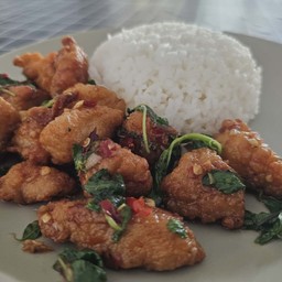 ข้าวกะเพราไก่กรอบ