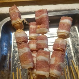 ไส้กรอกพันเบคอน