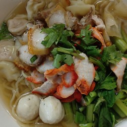บะหมี่เกี้ยวหมูแดงหมูกรอบ(พิเศษ)